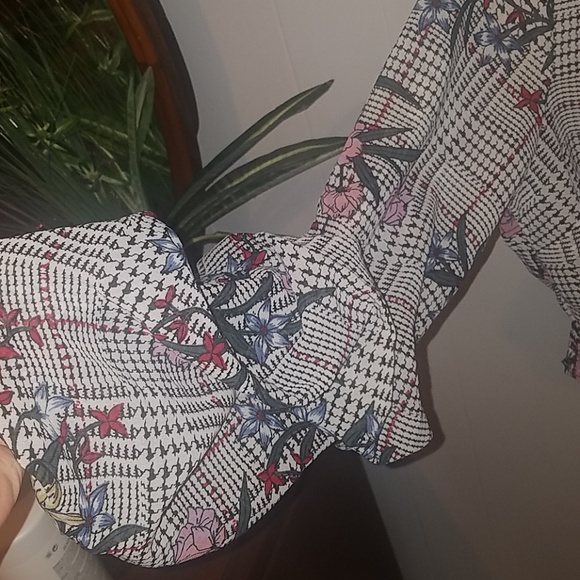 Gingham Floral Ruffle Sleeve Crop Small - Picture 4 of 7